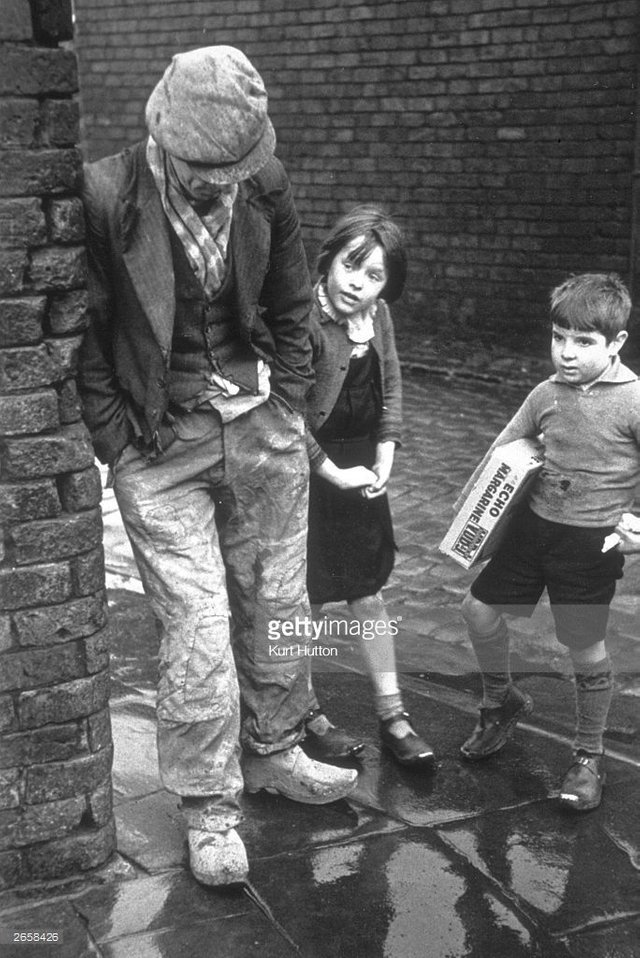 an-unemployed-man-leaning-against-a-wall-in-wigan-with-two-children-picture-id2658426.jpg