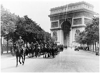 victorious-german-enter-paris-france-surrenders-1940-ww2-second-world-war-2-two-incredible-images-photos-pictures-003.jpg