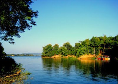 A heavenly scenery of Lake side village.jpg