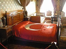 220px-Ataturk_deathbed_Dolmabahce_March_2008.JPG