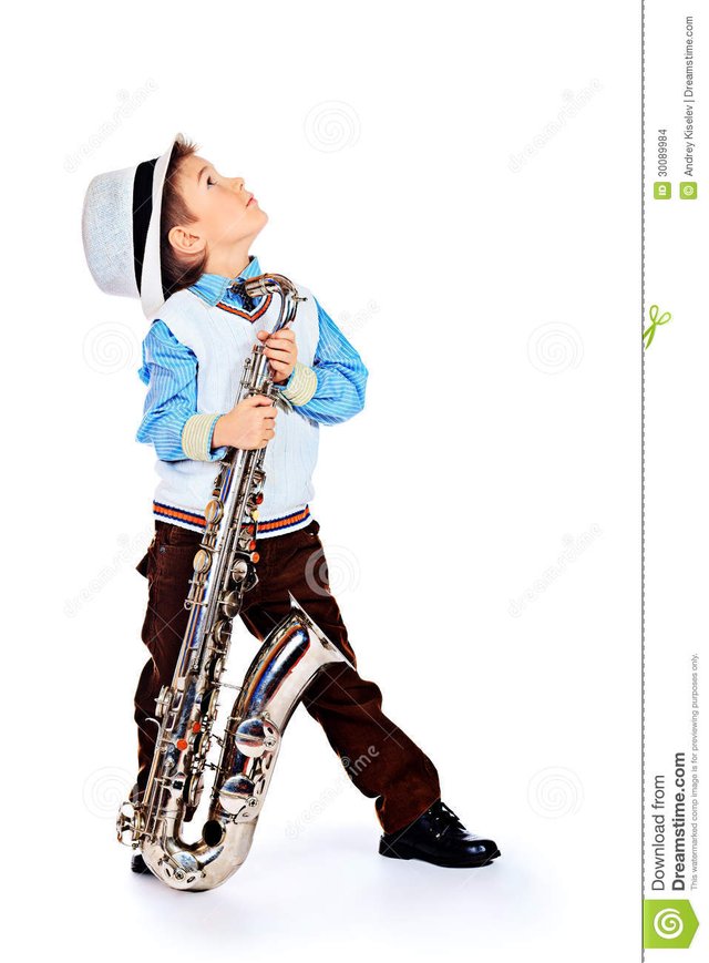 retrato-de-un-jazzman-lindo-del-nio-pequeo-que-toca-su-saxofn-aislado-sobre-blanco-30089984.jpg