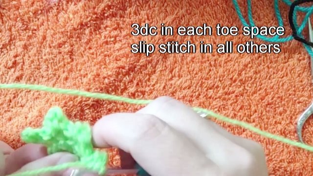 crochet frog tutorial foot.jpg