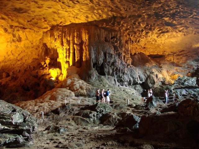 Sung_Sot_Cave_-_Halong_Bay_-_Vietnam.JPG