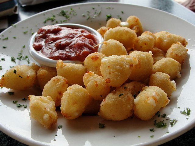 800px-Fried_Cheese_Curds_Green_Bay_Wisconsin.JPG
