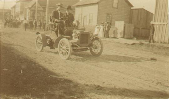 First-auto-in-Crescent-City-CA-1905..jpg