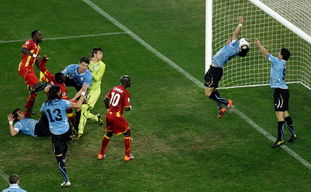 mano-de-luis-suarez-mundial-2010.jpg