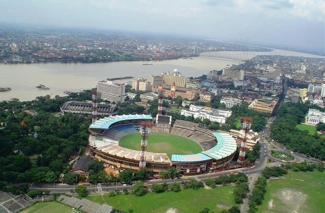 Eden_Gardens_view_showing_Howrah_Bridge.jpg