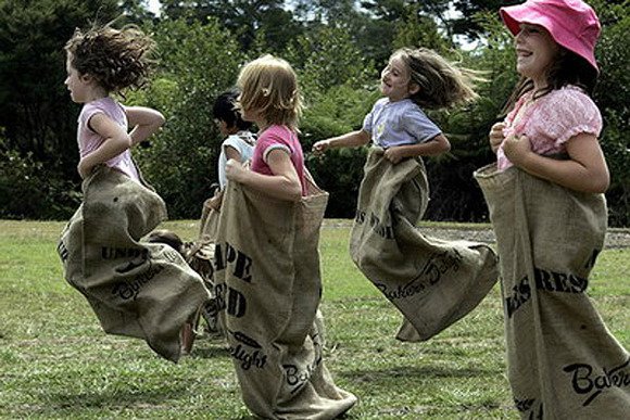 carrera-de-sacos-juego-tradicional.jpg