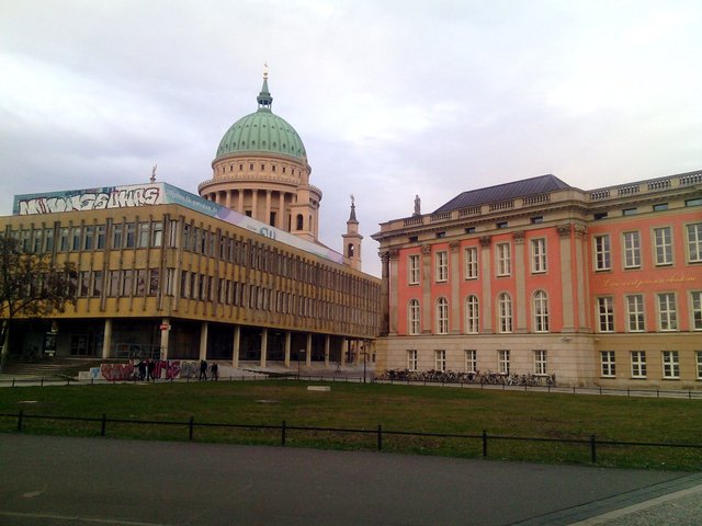 2017.03.22   17.49   [Grüne]   Potsdam   FH + St. Nikolaikirche + Landtags-Neubau.jpg