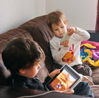 5391936304-kids-playing-games-ipad-iphone3.jpg