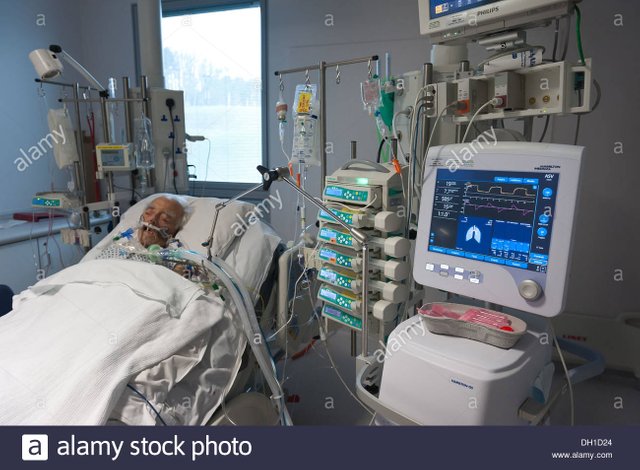 intensive-care-of-an-elderly-patient-on-a-life-support-machine-pulling-DH1D24.jpg