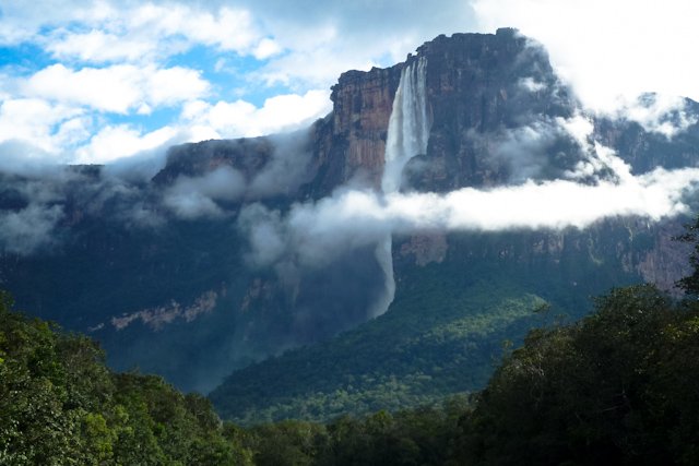 SaltoAngel-Venezuela-CascadaDesdeRioSaltoNube.jpg