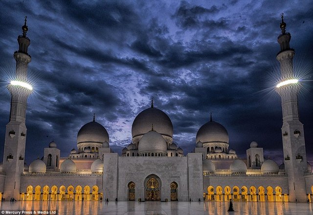 Sheikh Zayed Grand Mosque.jpg