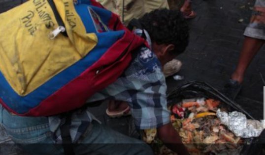 venezolano comiendo de la basura.jpg