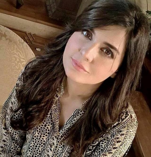 Mahnoor-Baloch-Best-Hairstyles-Medium-Layered-Haircuts.jpg