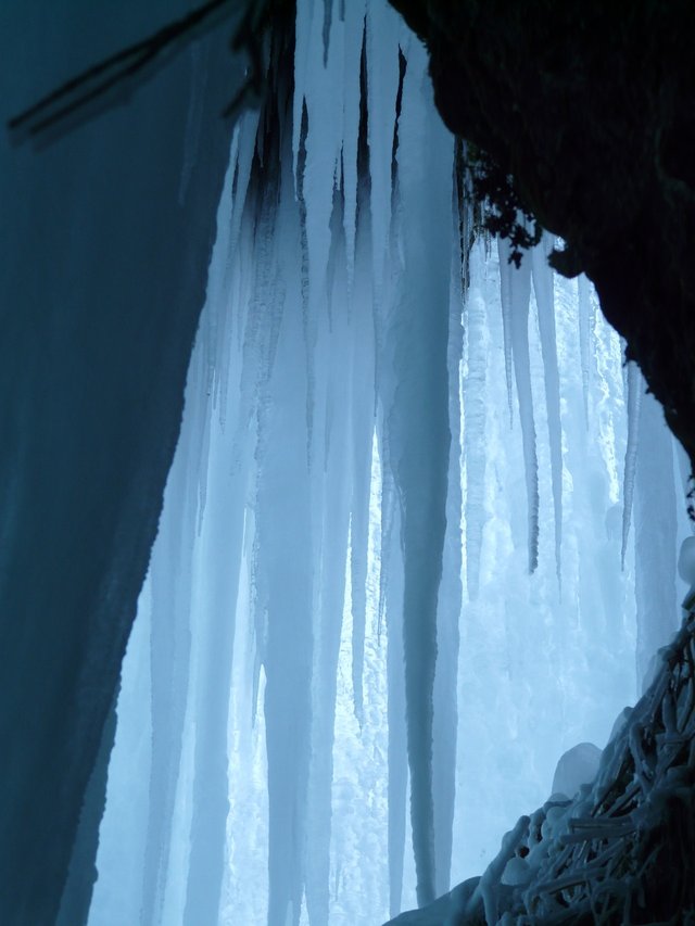 ice-cave-ice-curtain-icicle-ice-formations-48189.jpeg