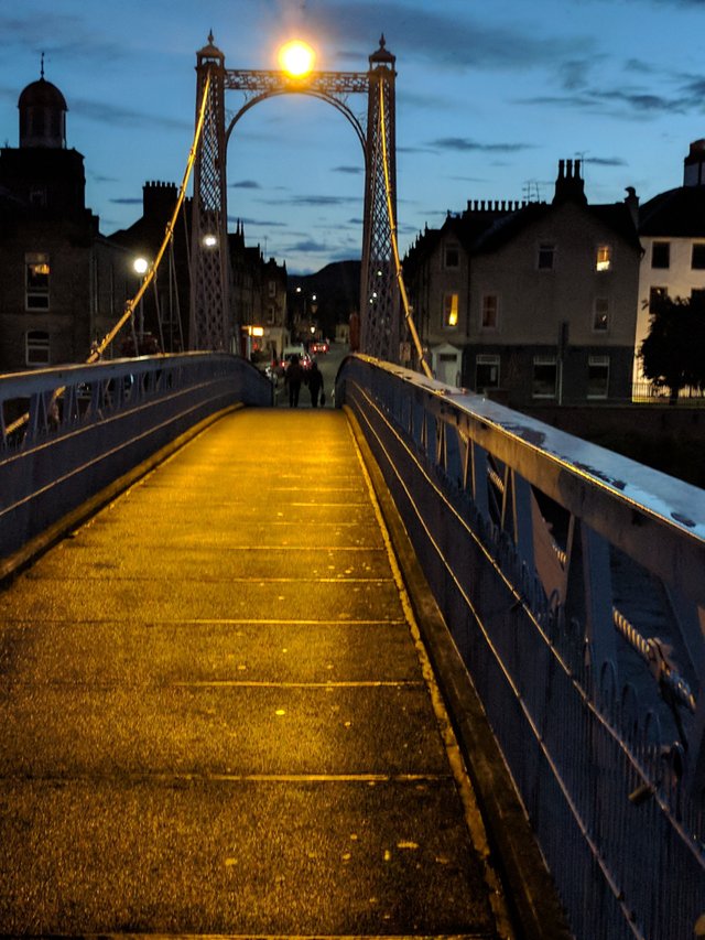 light  curvature reflection bridge.jpg