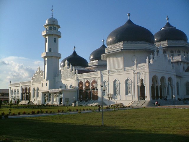 Banda-Aceh-Main-Mosque-in-Indonesia.jpg