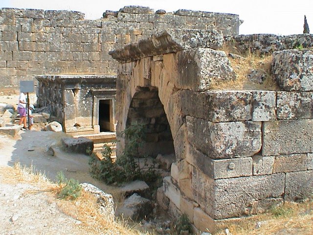 HierapolisNecropolis Dezidor.jpg