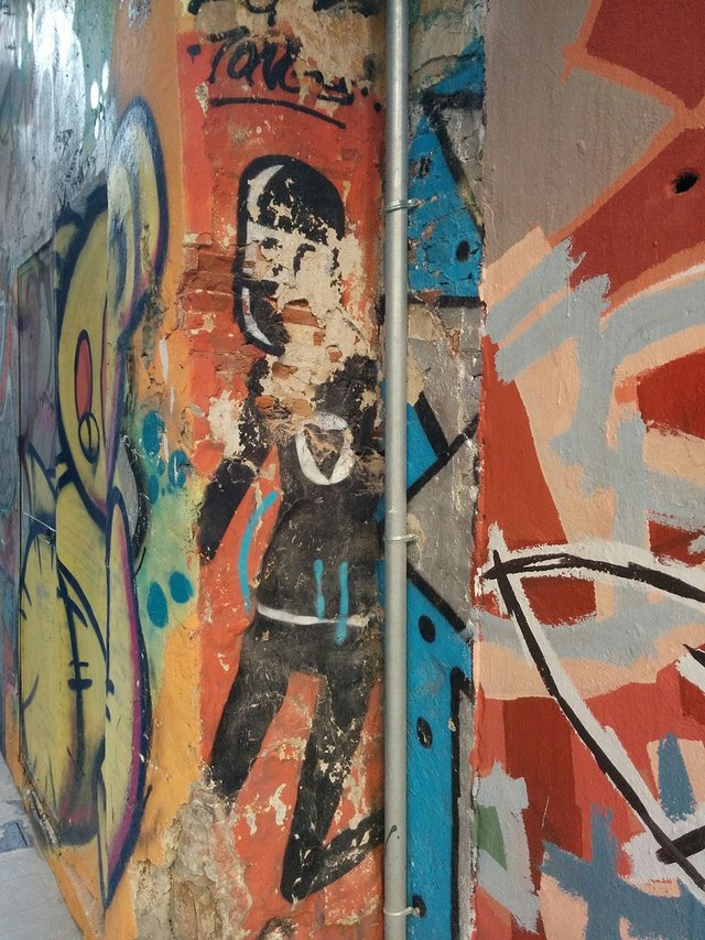graffiti-valencia-spain-ninja-extraterrestre-love-amor-steemit-trenz (42).jpg