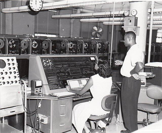 730px-Univac_I_at_Census_Bureau_with_two_operators.jpg