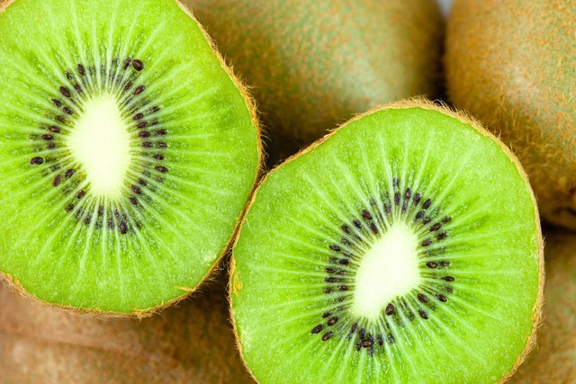 08-foods-prevent-cancer-kiwi.jpg