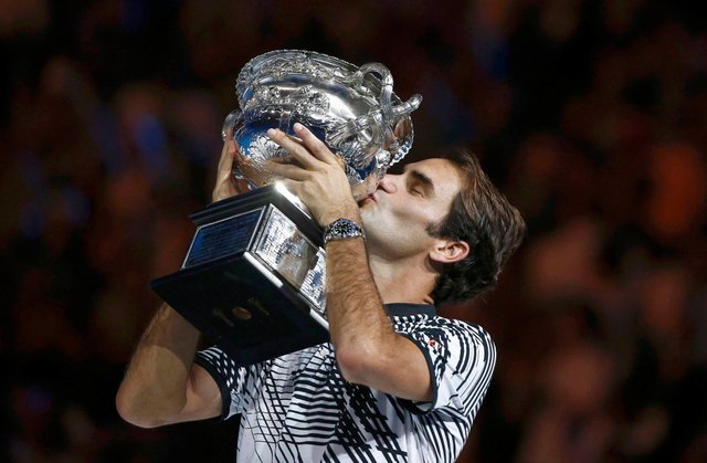 02_Federer_2017_AO_Crown.jpg