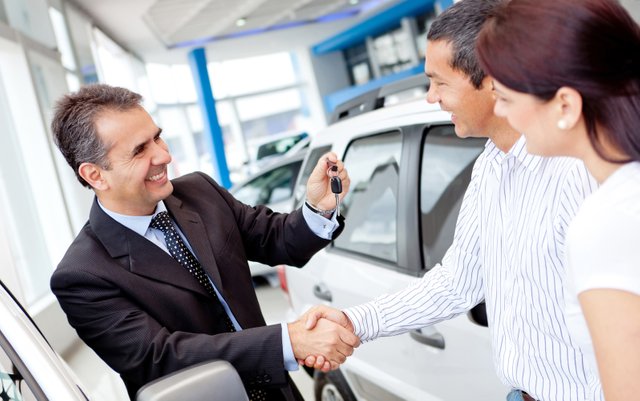 636072639959966989-1736428352_Happy-Car-Salesman-closing-deal.jpg