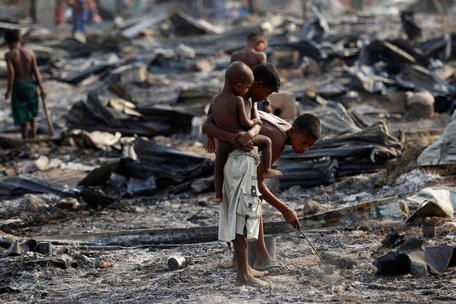 20161120200143-1-pengungsian-muslim-rohingya-di-myanmar-terbakar-009-nfi.jpg