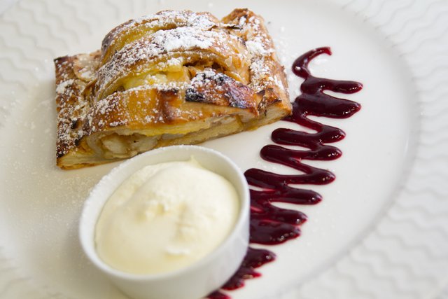 Hot apple strudel - Copy.jpg