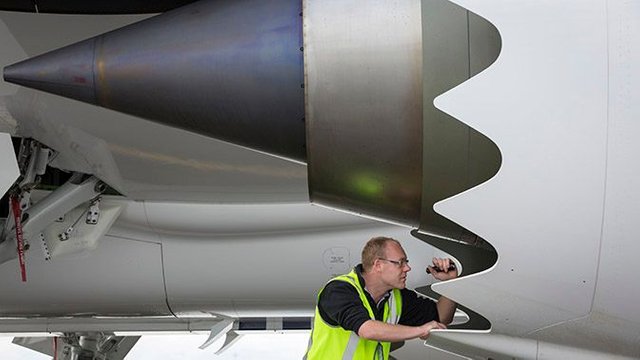 B787_engine_change_2.JPG