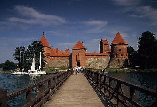 Trakai - The Island Castle seen from the walkway.jpg