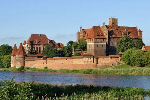 Malbork-Castle-from-across-the-Nogat.jpg