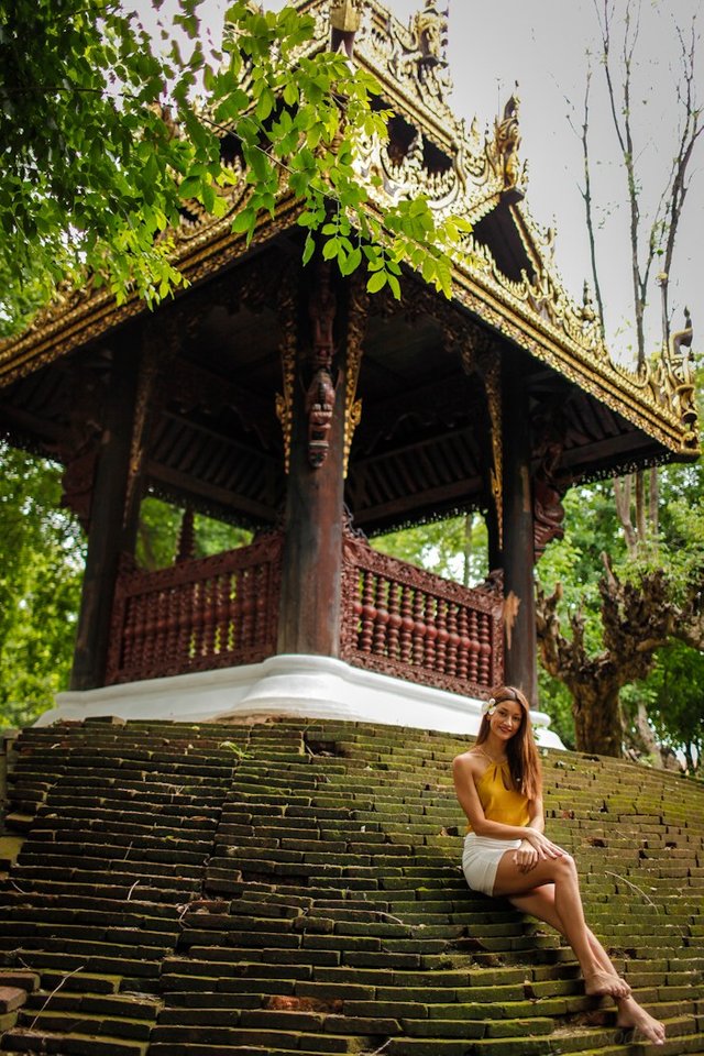 girl_outside_temple_chiang_mai.jpg