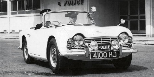 1965-triumph-tr4-policia__pinned.jpg