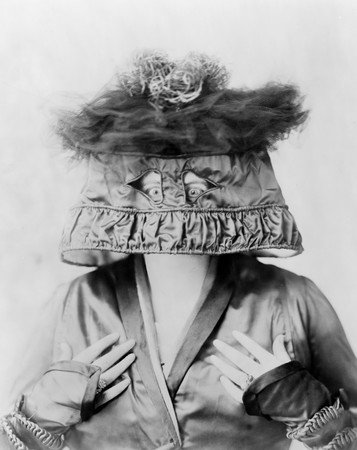 lampshade2066_marie_dressler_wearing_a_lamp_shade_on_her_head.jpg