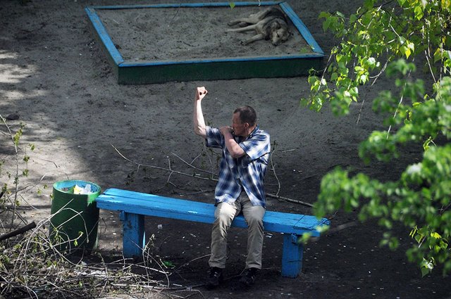 life-on-park-bench-photo-series-kiev-ukraine-yevhen-kotenko-1-5a6add626fe0e__880.jpg