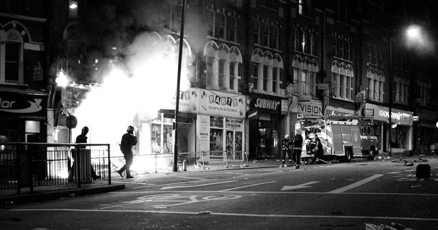Shop_fire_during_London_riots,_2011.jpg