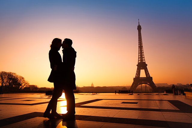 680-couple-eiffel-tower-paris-france.jpg