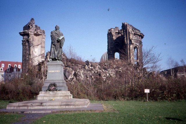 Ruinen_der_Frauenkirche_(1).jpg