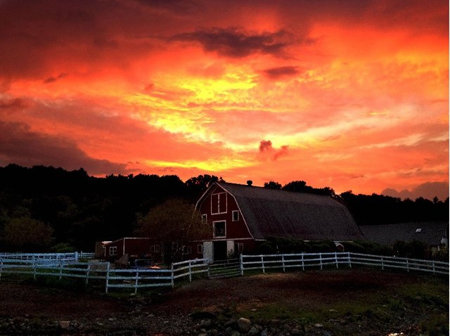 Awesome-Photo-of-Firey-red-Sky-over-the-State-of-Oregon-USA.jpg