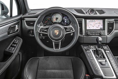 2017-Porsche-Macan-GTS-cockpit.jpg