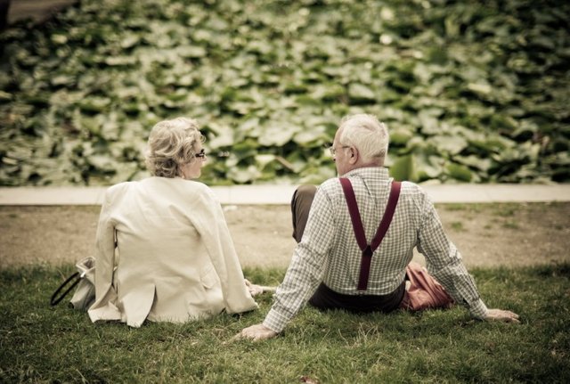 old-couple-water-plant-paris-HR-768x517.jpg