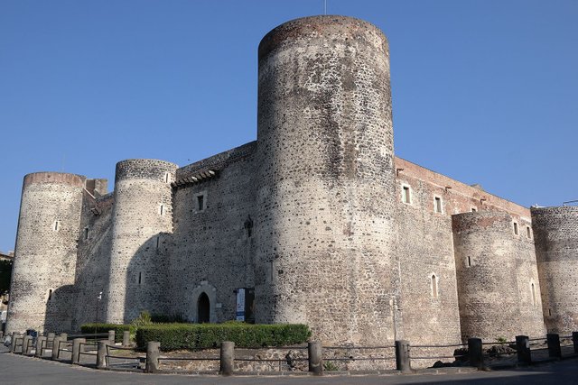 Catania_-_Castello_Ursino_03.jpg