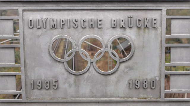 Olympiastadion_Brücke Schild.jpeg