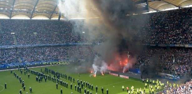 torcedores-do-hamburgo-atiram-sinalizadores-no-campo-1526139179941_615x300.jpg