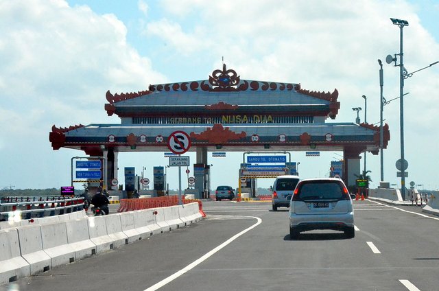 Nusa_Dua_Toll_Plaza,_Bali_toll_road.JPG