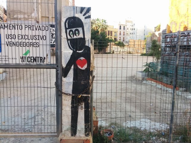 graffiti-valencia-spain-ninja-extraterrestre-love-amor-steemit-trenz (4).jpg