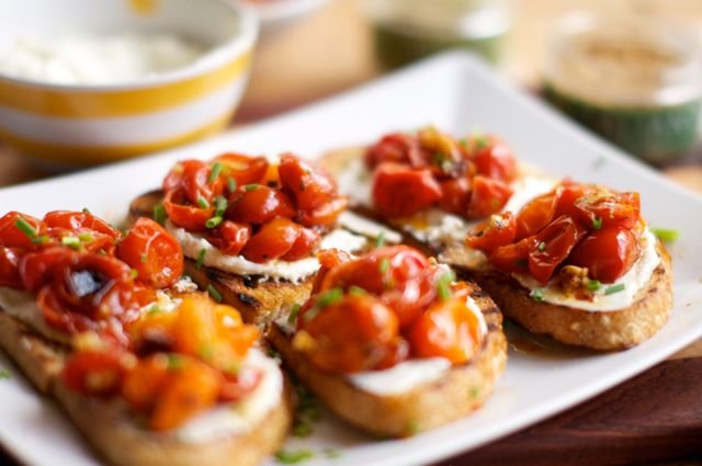 Roasted Cherry Tomatoes Bruschetta_04.jpg