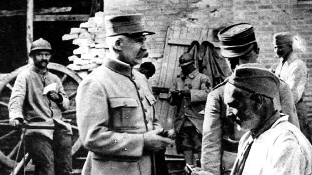 14-octobre-1917-le-general-petain-discute-avec-ses-soldats-a-l-arriere-du-front.jpg